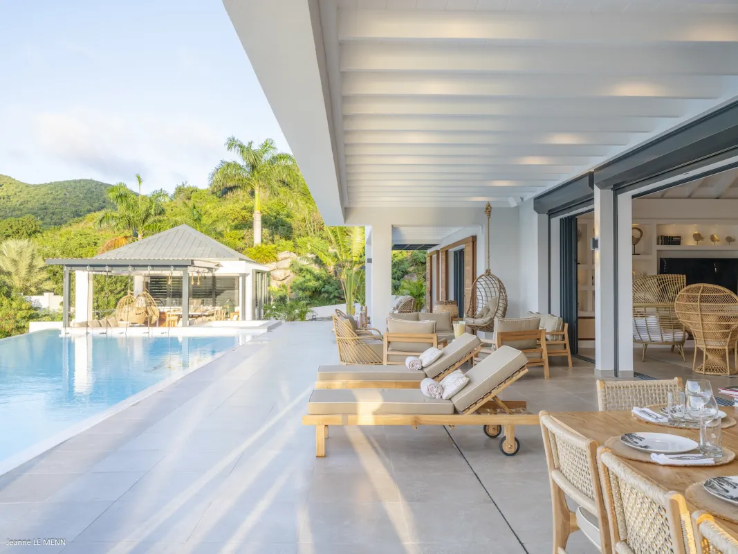 Villa Abaca: Covered terrace with sun loungers and lounge furniture next to a swimming pool