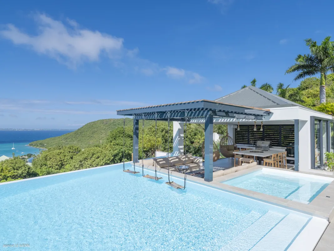 Villa Abaca: Infinity pool with swings next to a covered patio overlooking the ocean and hills