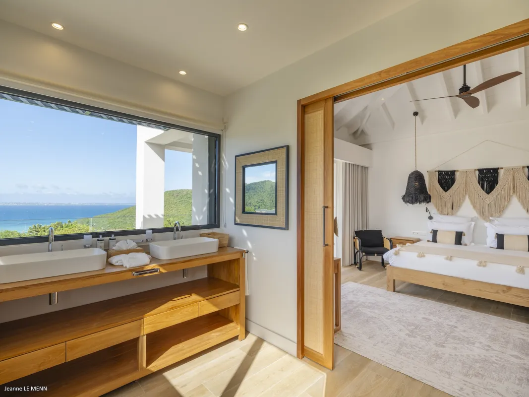 Villa Abaca: Bathroom with double sinks and a sea view opening to a bedroom