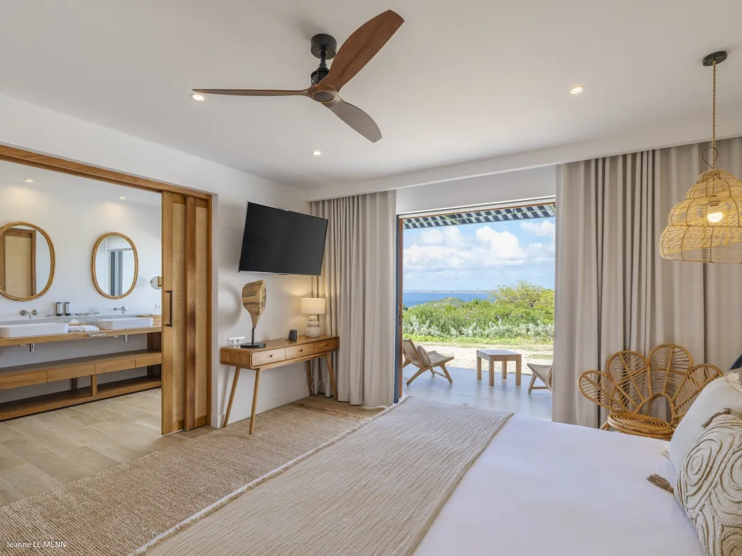 Villa Abaca: Bedroom with ensuite bathroom and sliding doors opening to a terrace with sea views