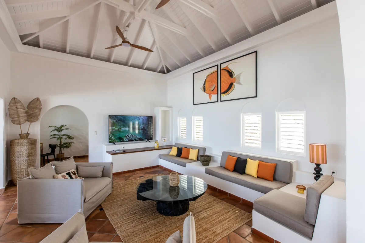 Villa Agama: Spacious living room with high vaulted ceiling, built-in seating, and television