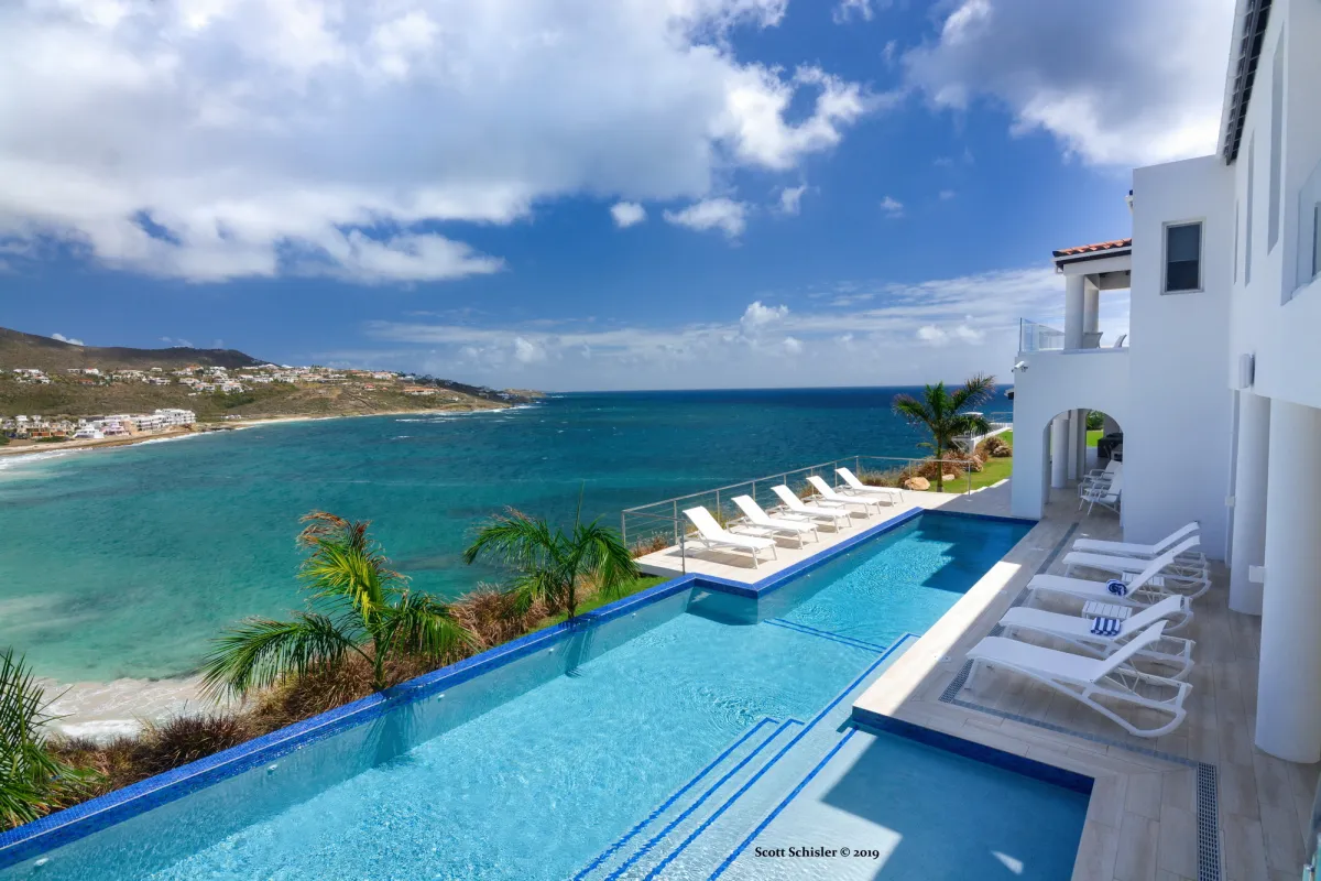Villa Amalia: Infinity edge pool and sun deck overlooking the turquoise sea and coastline