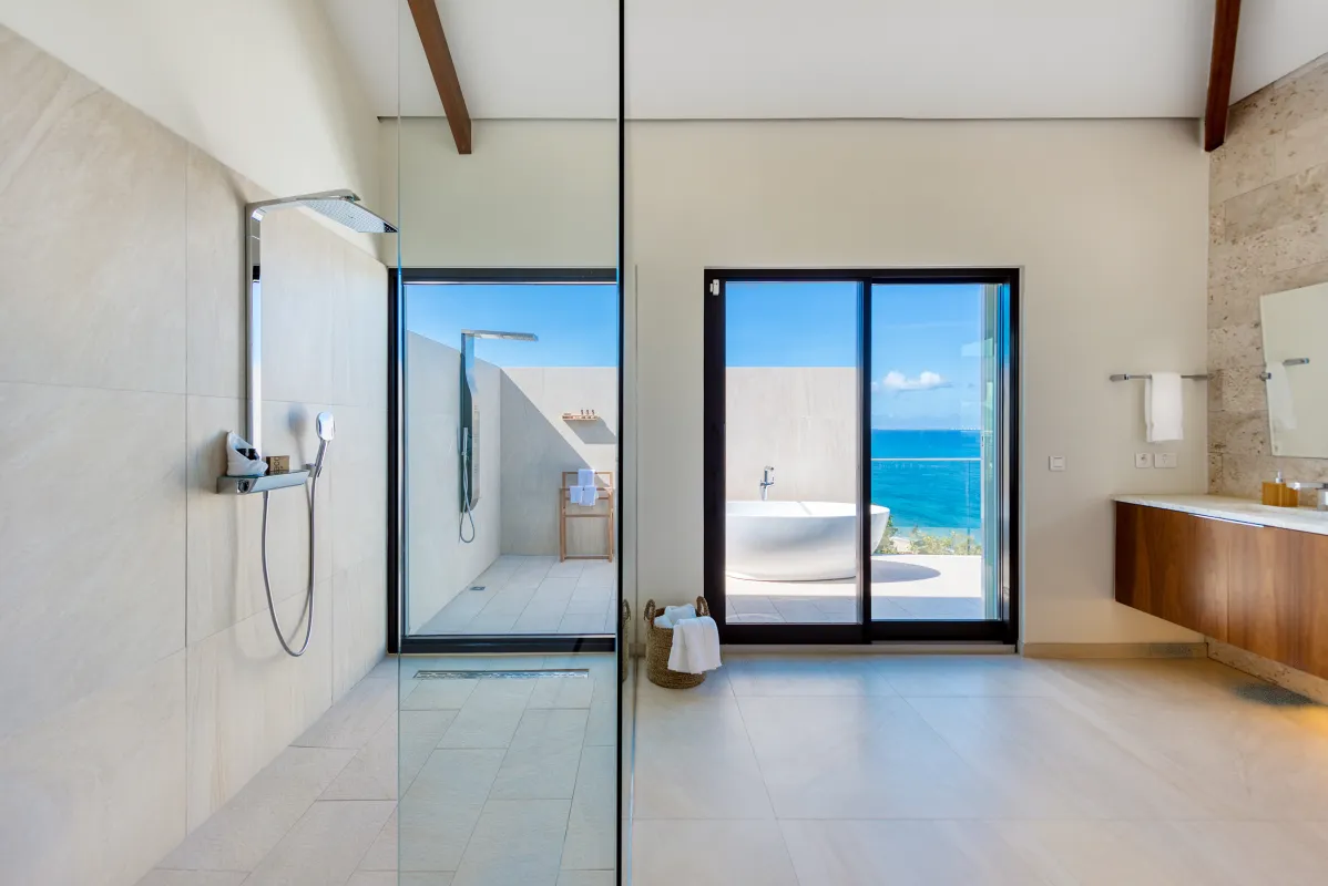 Villa Amandara: Bathroom with walk-in shower and glass door opening to terrace with outdoor bathtub and sea view
