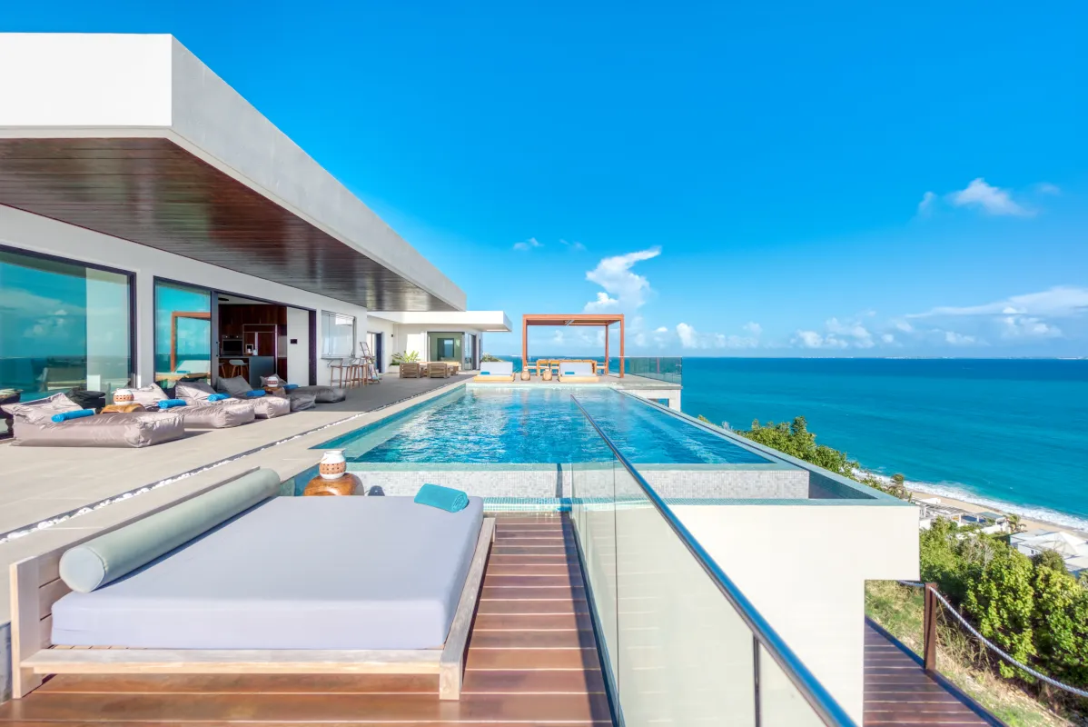 Villa Amandara: Infinity pool and lounge daybed overlooking the ocean from a villa terrace