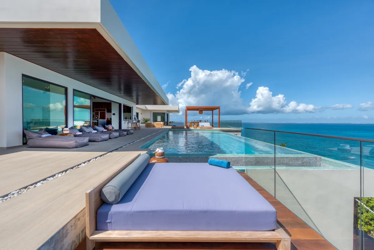 Villa Amandara: Infinity pool and spacious terrace with outdoor daybed overlooking the open sea