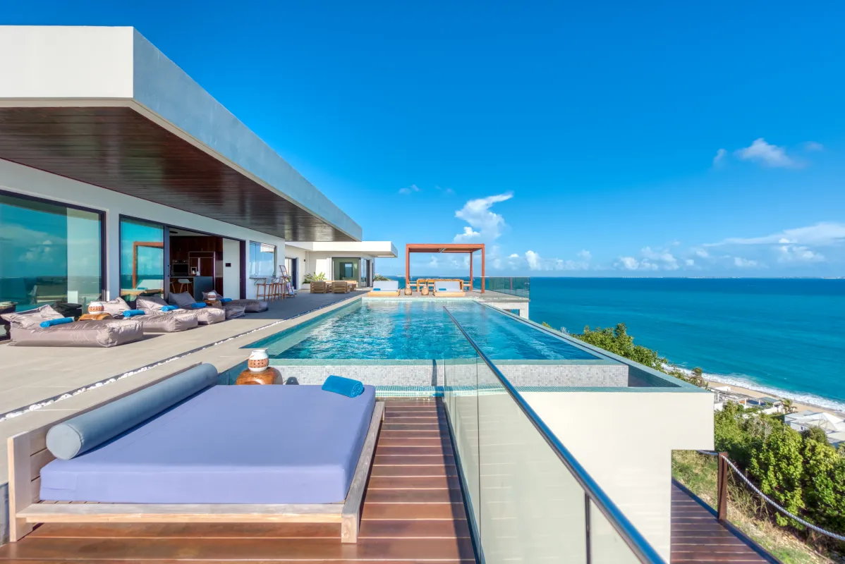 Villa Amandara: Infinity swimming pool and daybeds on a modern villa terrace overlooking the ocean