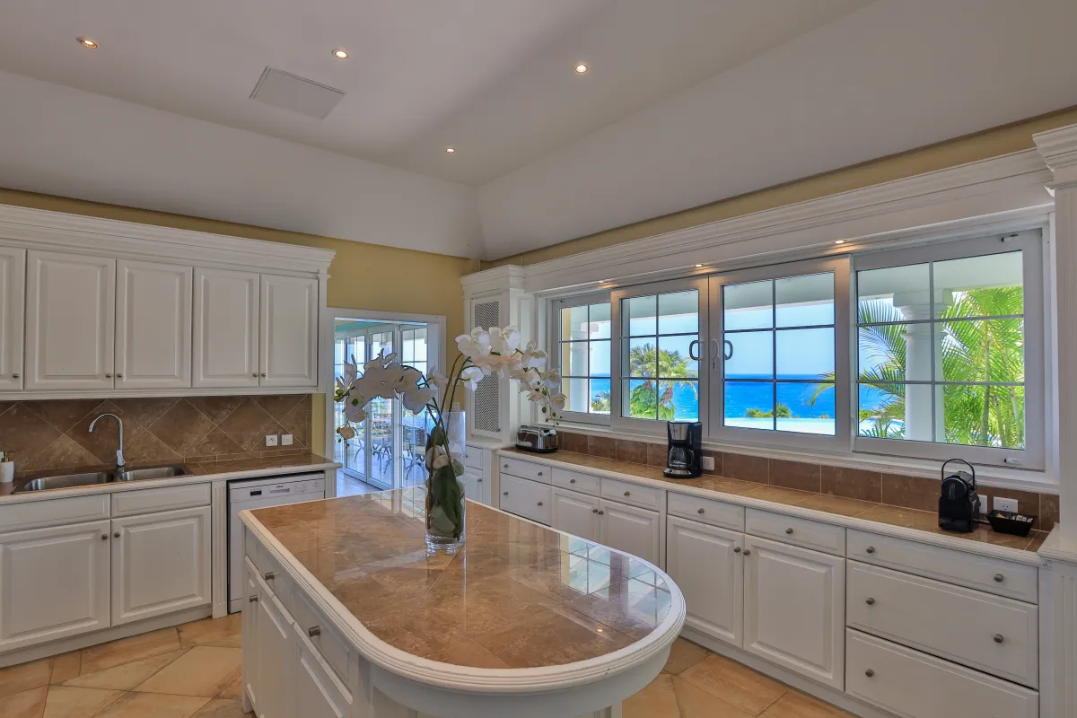 Villa Amber: Spacious kitchen with a central island and large windows overlooking the ocean