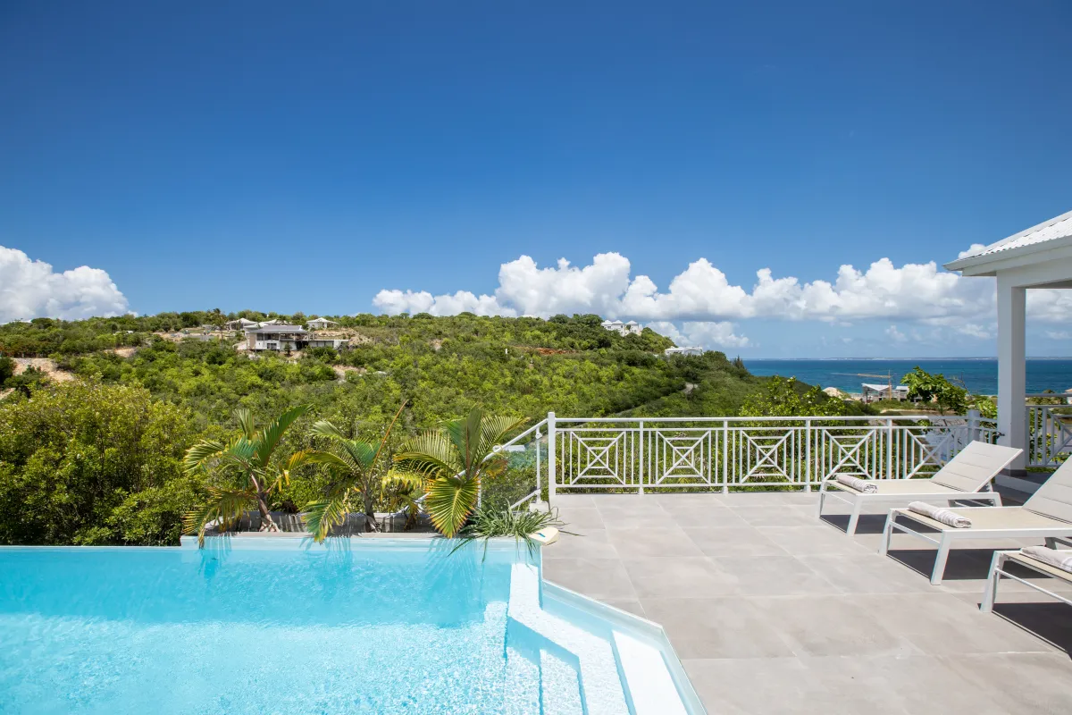 Villa Angelsmart: Sun loungers on a pool terrace with views of green hills and the ocean
