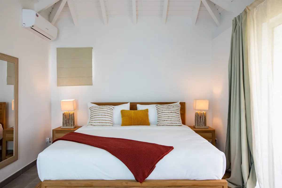 Villa Angelsmart: Bright bedroom featuring a king bed with wooden frame and bedside lamps