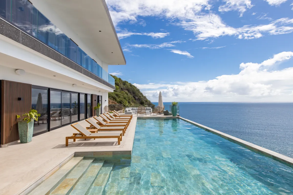 Villa Aqua Dream: Infinity edge swimming pool with poolside loungers overlooking the open ocean