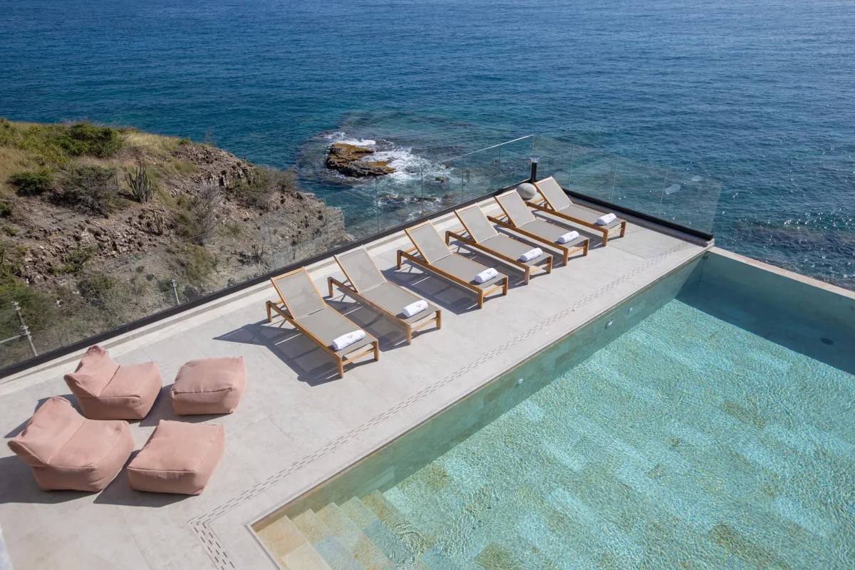 Villa Aqua Vista: Pool deck with sun loungers and floor cushions overlooking the ocean