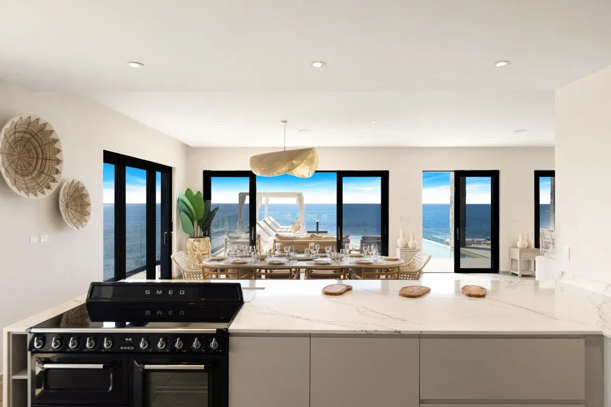 Villa Aqua Vista: Open plan kitchen and dining area with ocean views through sliding glass doors