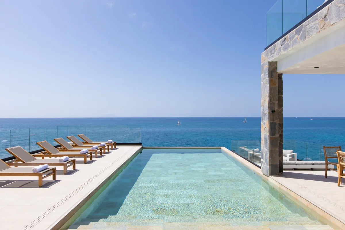 Villa Aqua Vista: Infinity swimming pool with sun loungers overlooking the open ocean