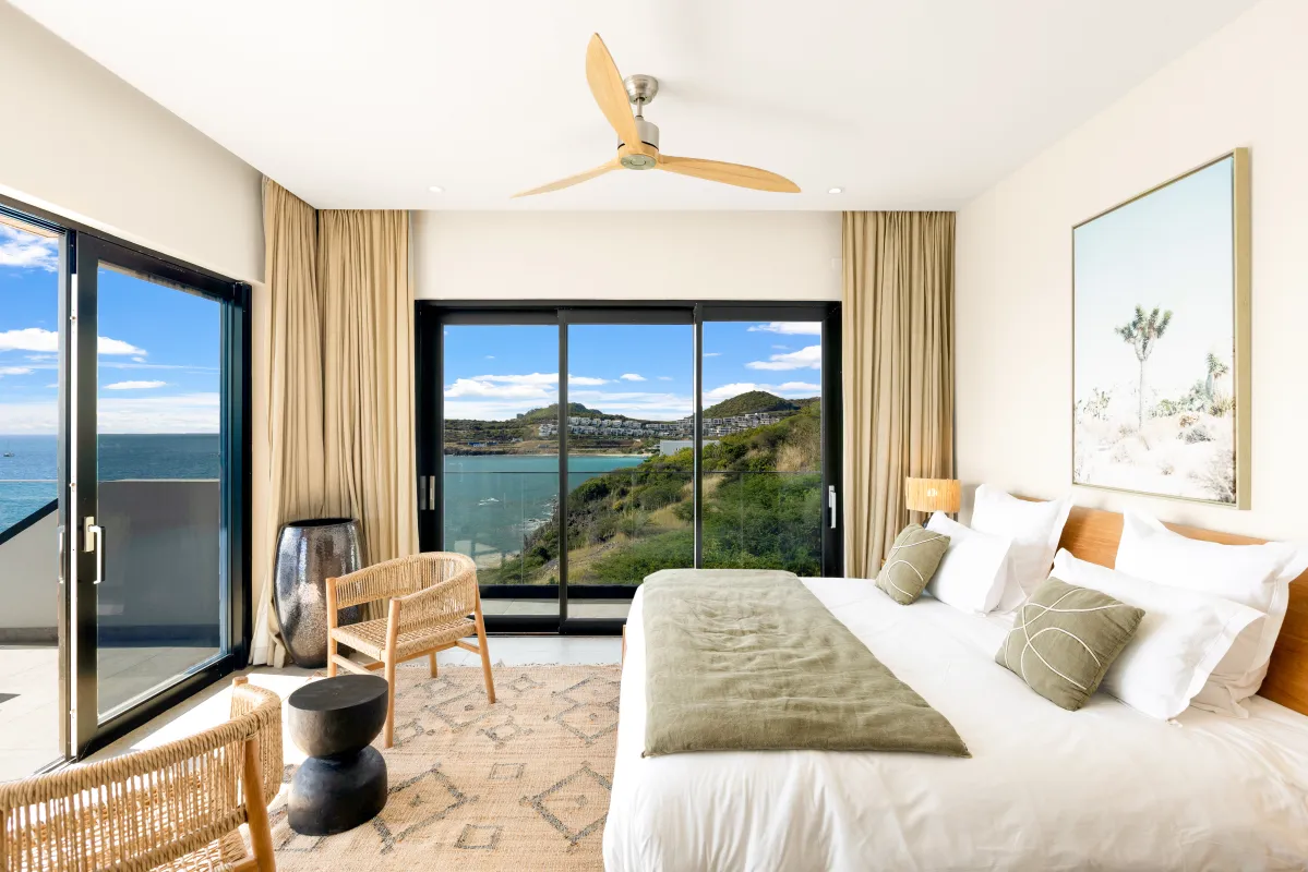 Villa Aqua Vista: Bright bedroom with a king bed and sliding glass doors overlooking the sea