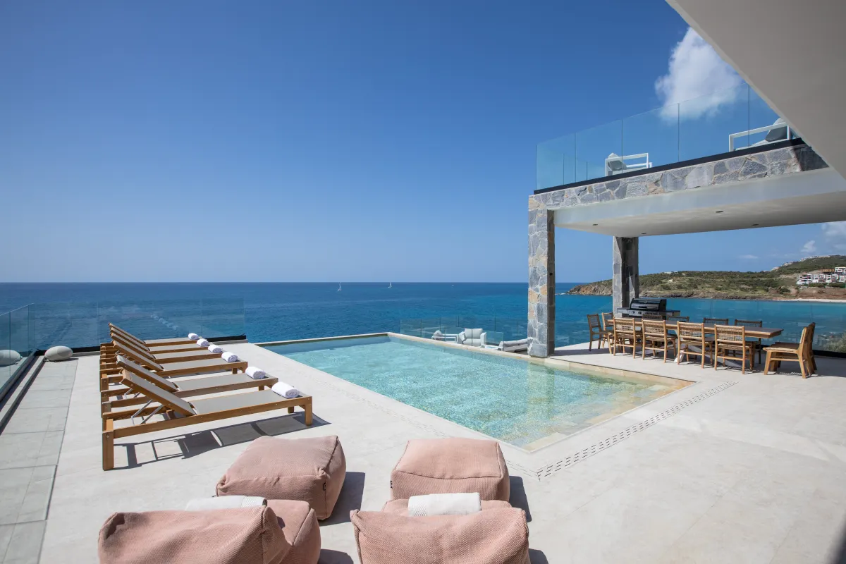 Villa Aqua Vista: Infinity pool with sun loungers and outdoor dining area overlooking the ocean
