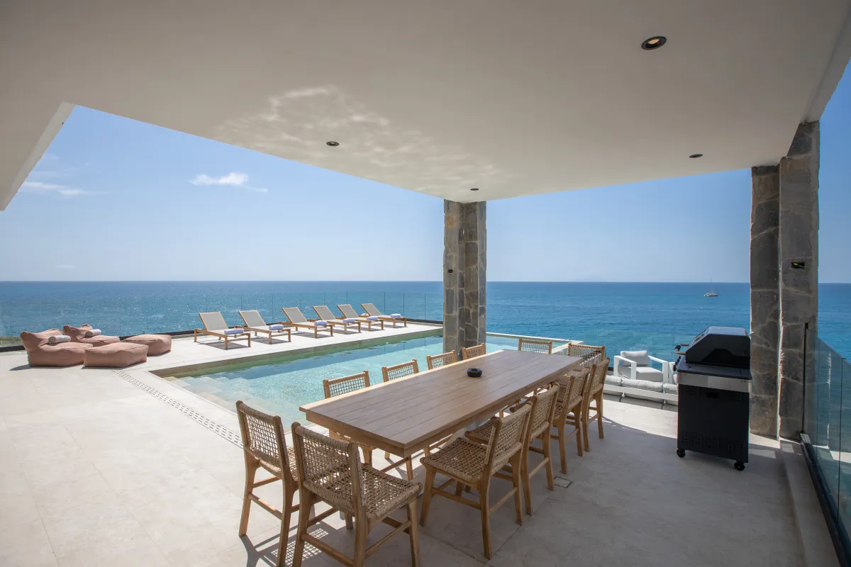 Villa Aqua Vista: Covered terrace with outdoor dining table, barbecue grill, swimming pool, and ocean view