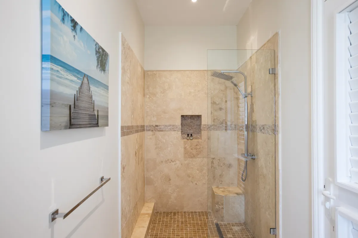 Villa Azur Dream: Walk-in shower with natural stone tiles and glass partition