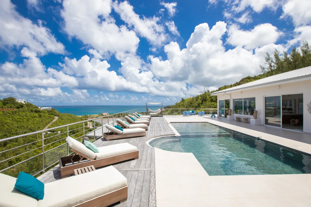 Villa Azur Dream: Swimming pool and wooden sun deck with loungers overlooking the ocean