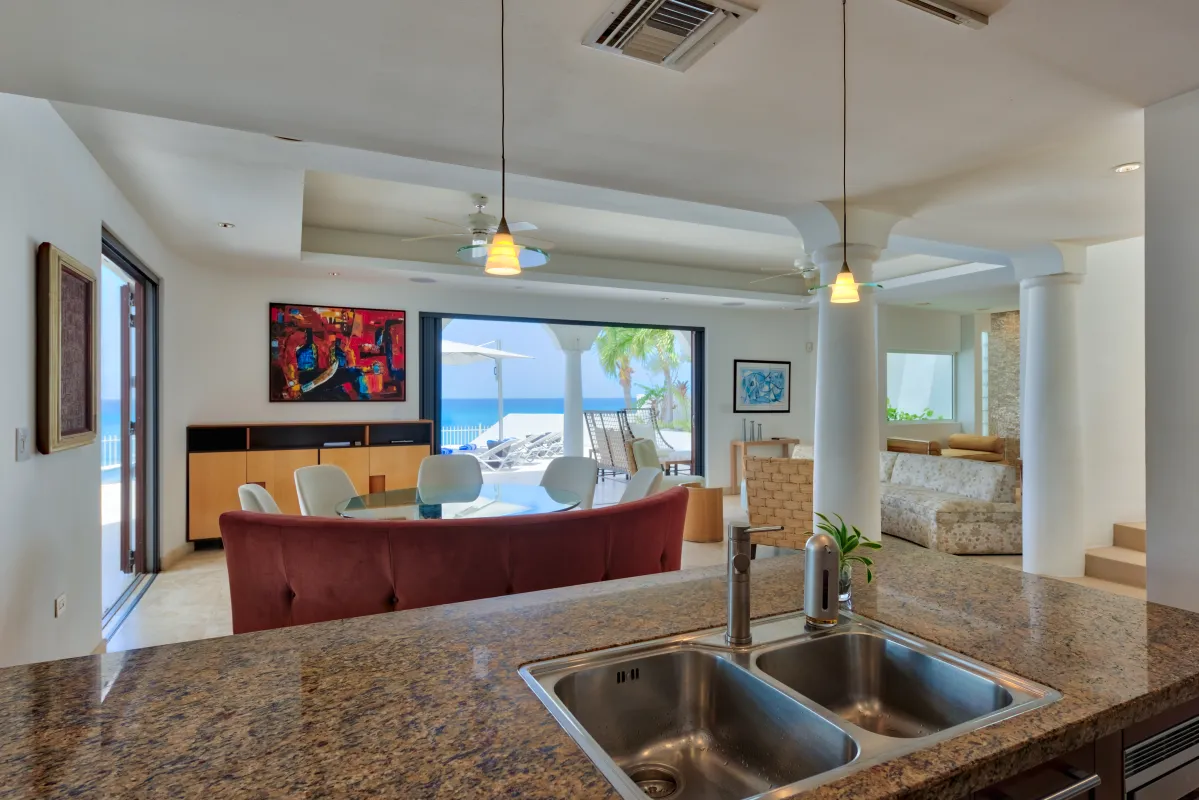 Villa Bahari: Open-concept kitchen and dining area looking out to a terrace with ocean views