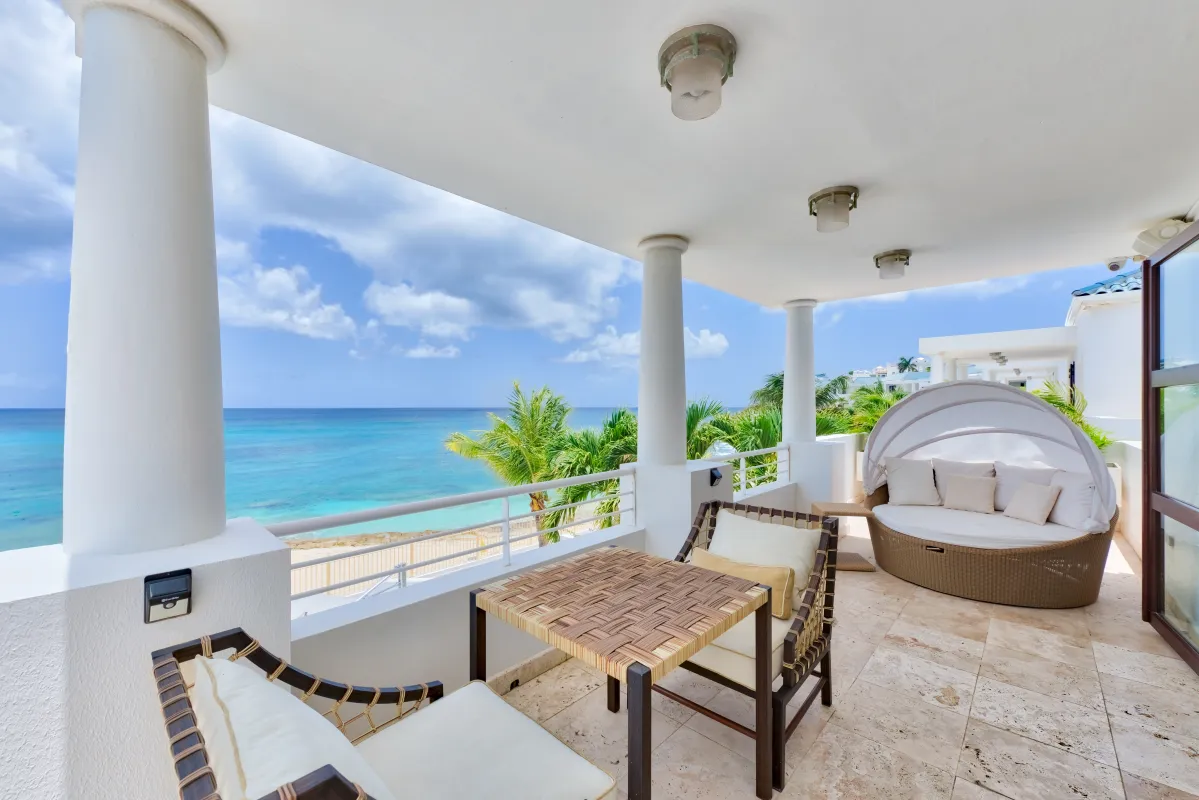Villa Bahari: Covered terrace with outdoor seating and a round daybed overlooking the sea