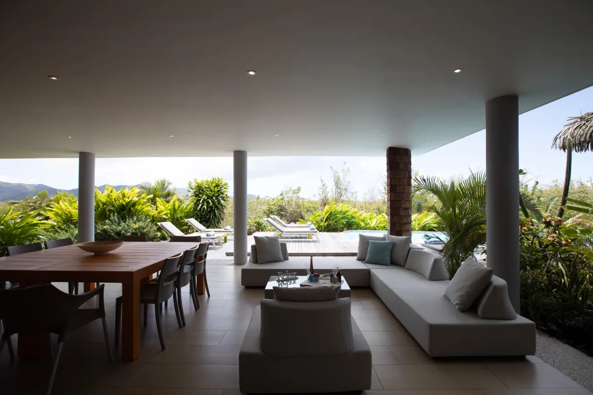 Villa Bahia Blue: Covered terrace featuring outdoor lounge seating and dining table overlooking the pool deck