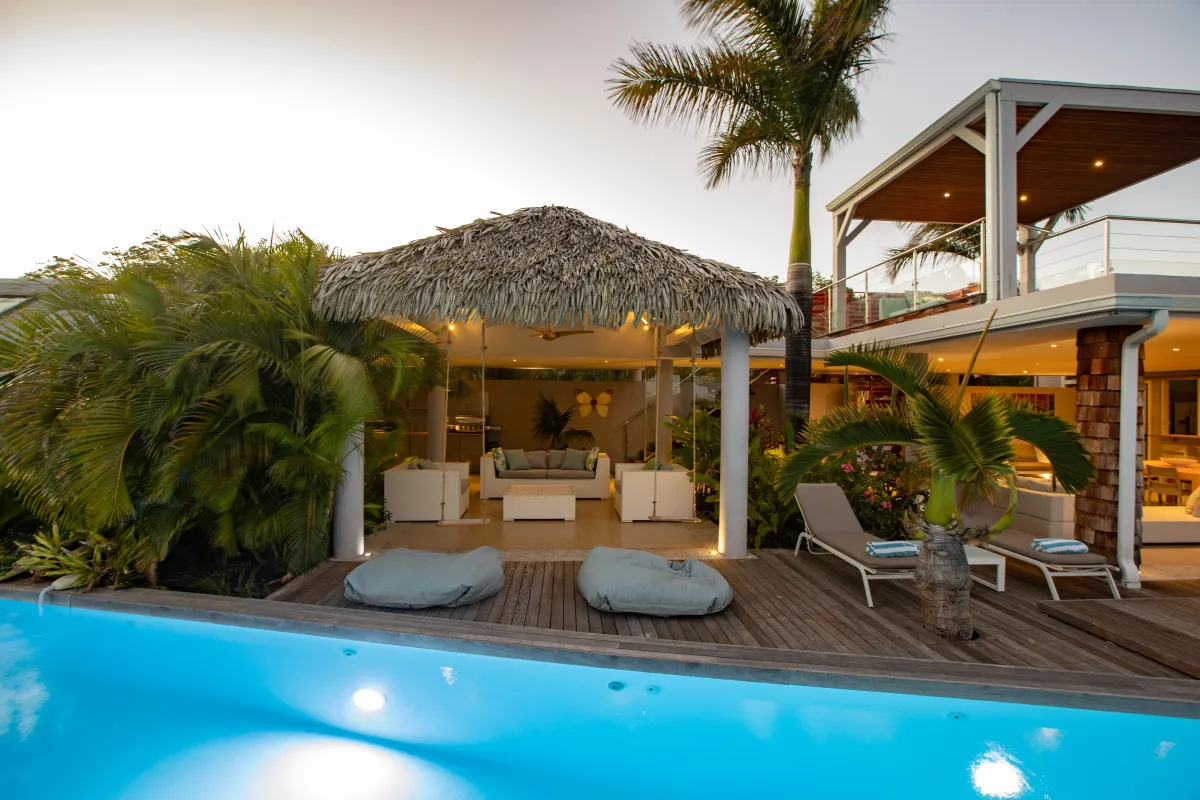 Villa Bahia Blue: Swimming pool alongside a wooden deck with sun loungers and a thatched gazebo lounge