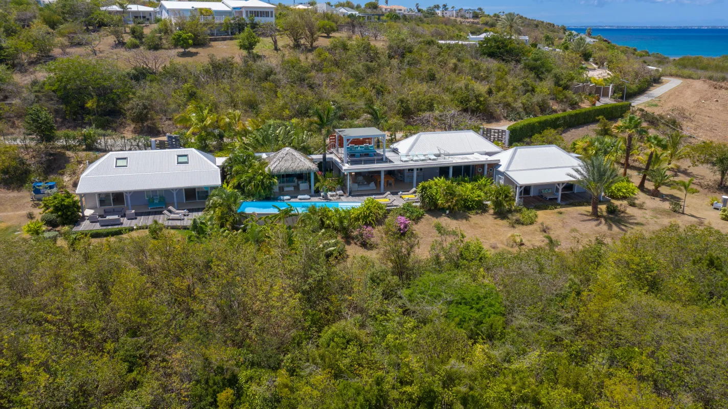 Villa Bahia Blue: Aerial view of a villa complex with a swimming pool set in lush greenery