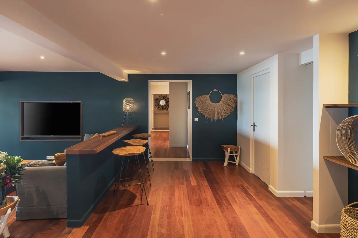 Villa Baltazar: Living area entryway featuring a wooden bar counter with stools and hardwood floors
