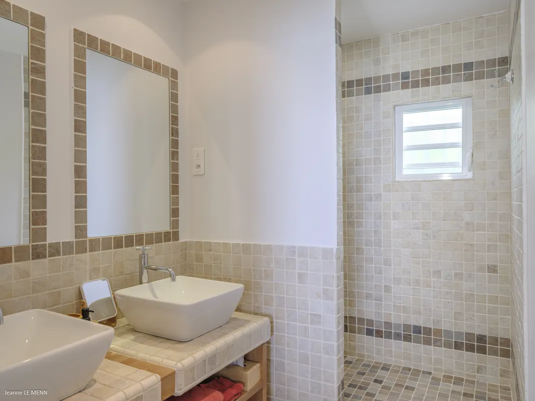Villa Be Happy: Tiled bathroom vanity with vessel sink and walk-in shower