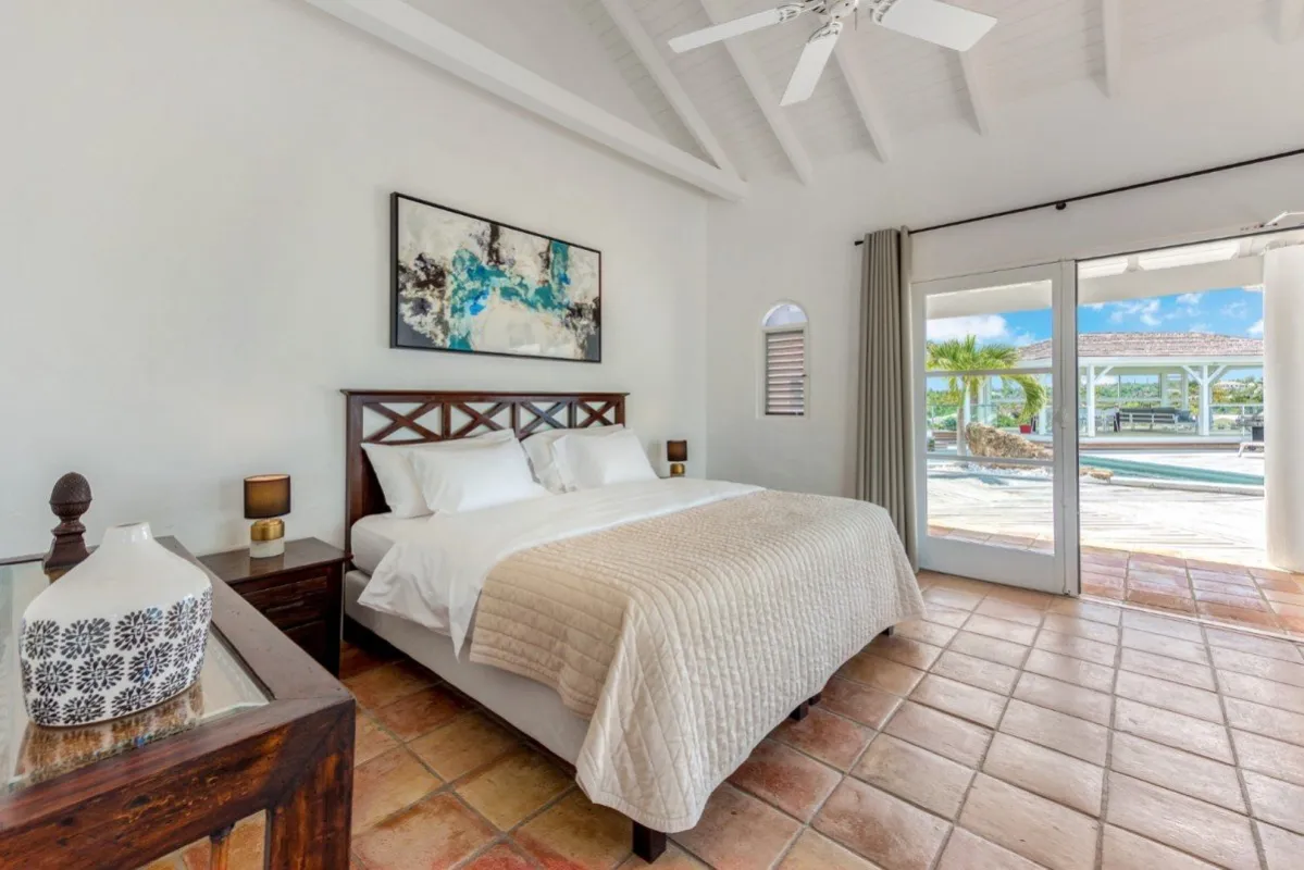 Villa Belle Fontaine: Bedroom with king bed, tile floors, and glass doors opening to the terrace