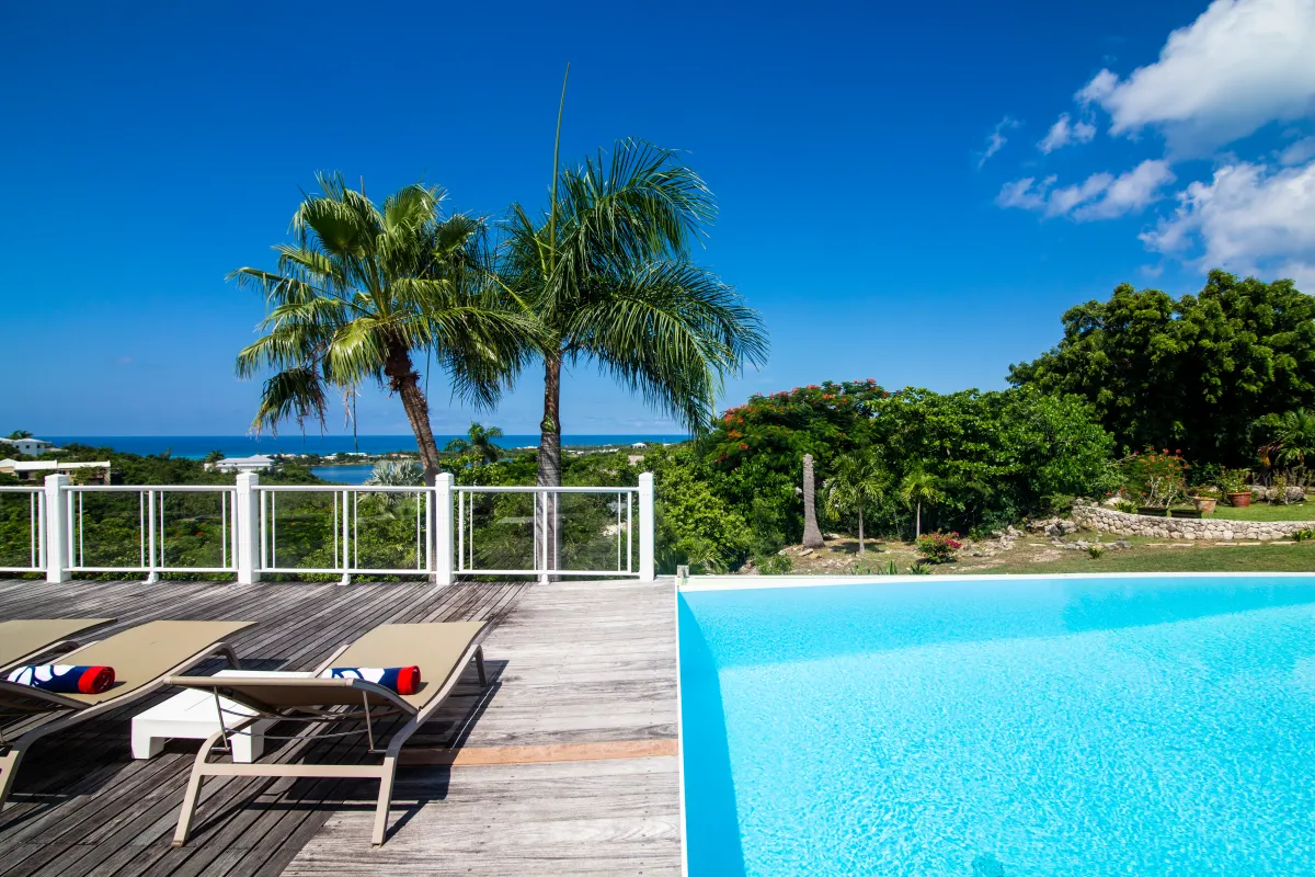 Villa Callisto: Swimming pool and wooden deck with sun loungers overlooking the ocean