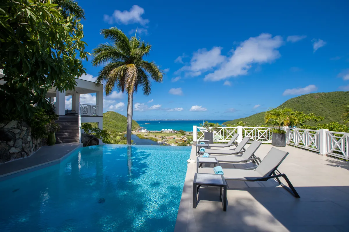 Villa Casa Sand: Infinity swimming pool and sun loungers on a terrace overlooking the ocean