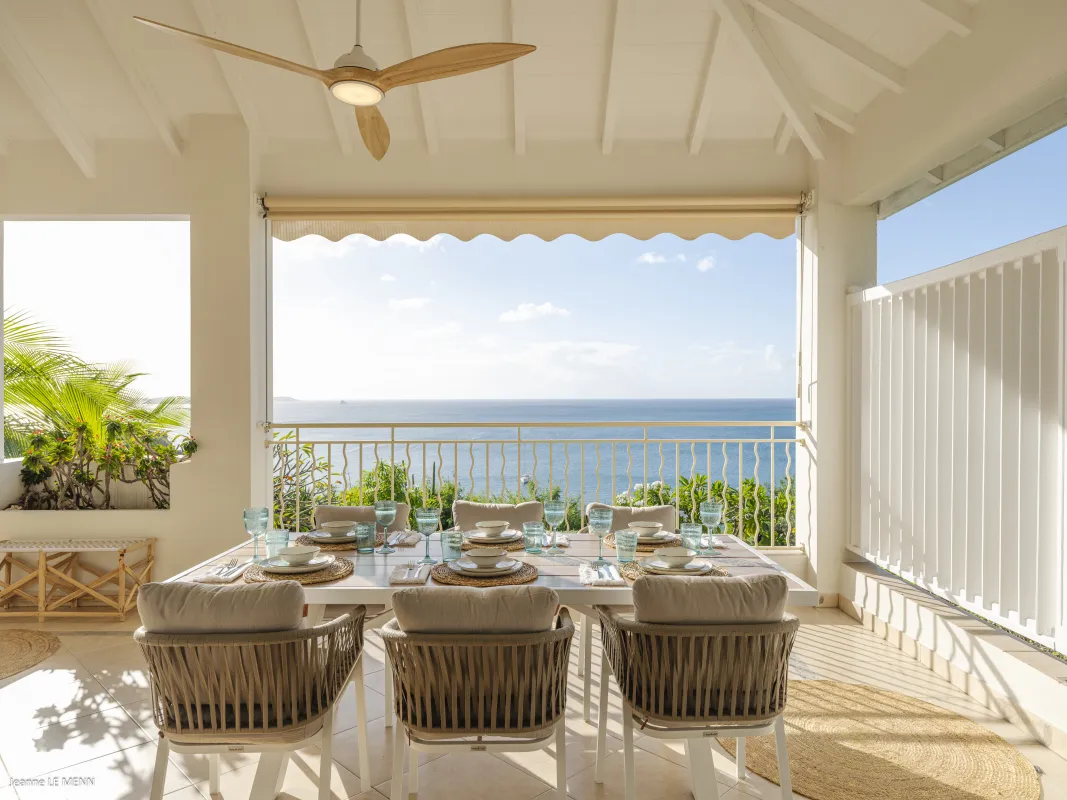 Villa Chez Paulette: Outdoor dining table set on a covered terrace overlooking the sea