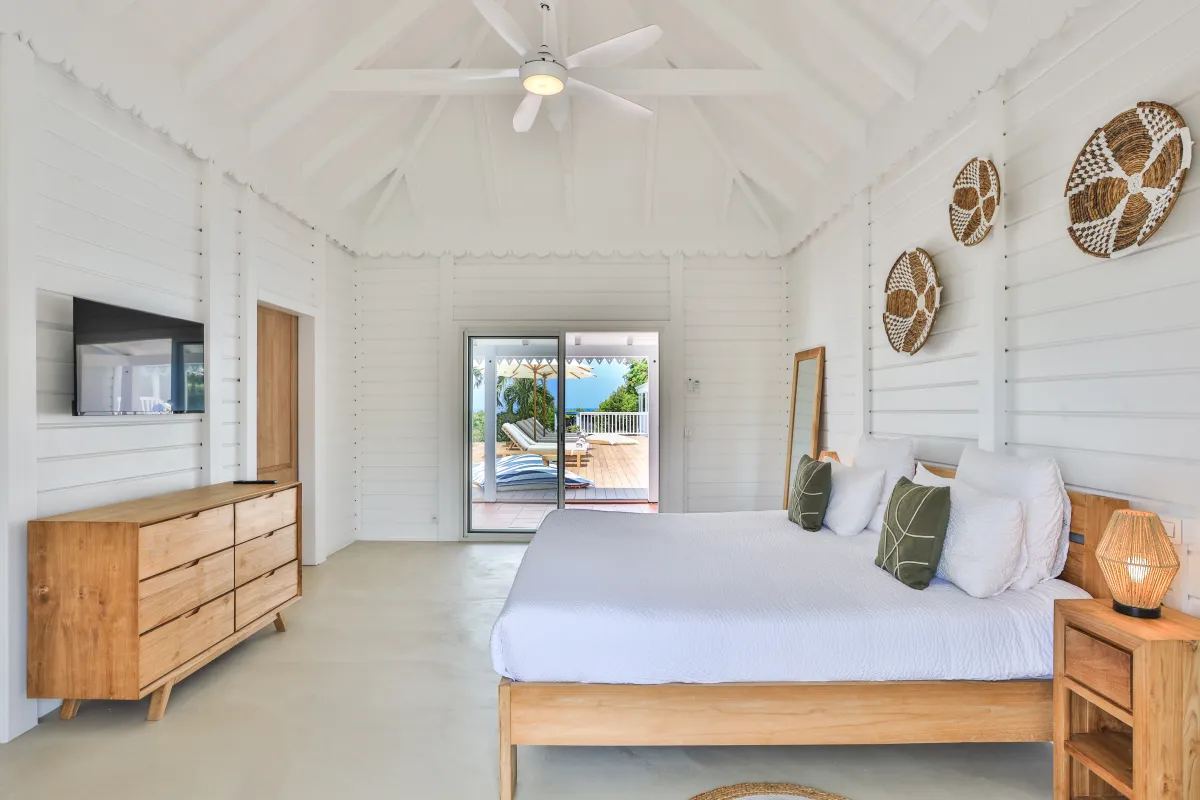 Villa Coco Paillette: Spacious white bedroom with vaulted ceiling and sliding glass doors to the terrace