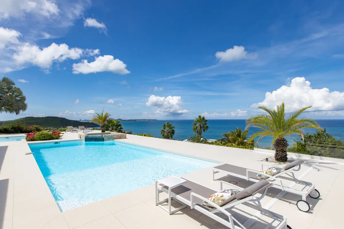 Villa Dreamin Blue: Swimming pool and sun loungers on a sun deck overlooking the ocean