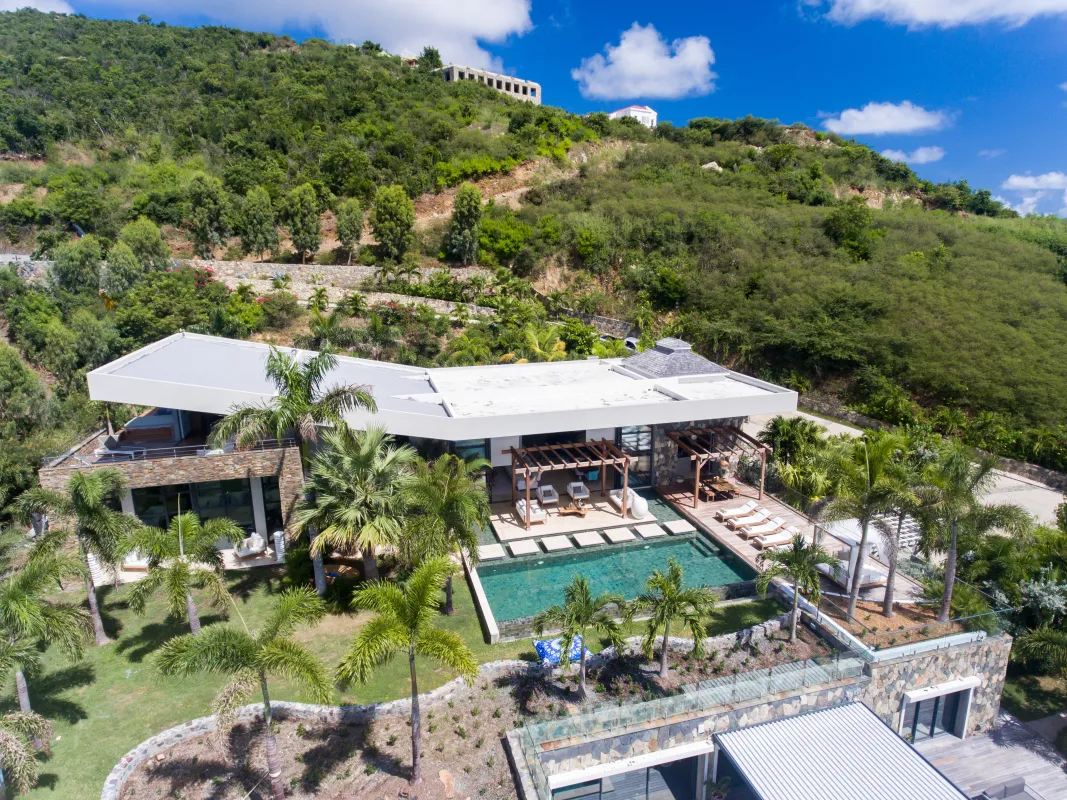 Villa Emeraude: Aerial view of a modern hillside villa with swimming pool, sun terrace, and palm trees
