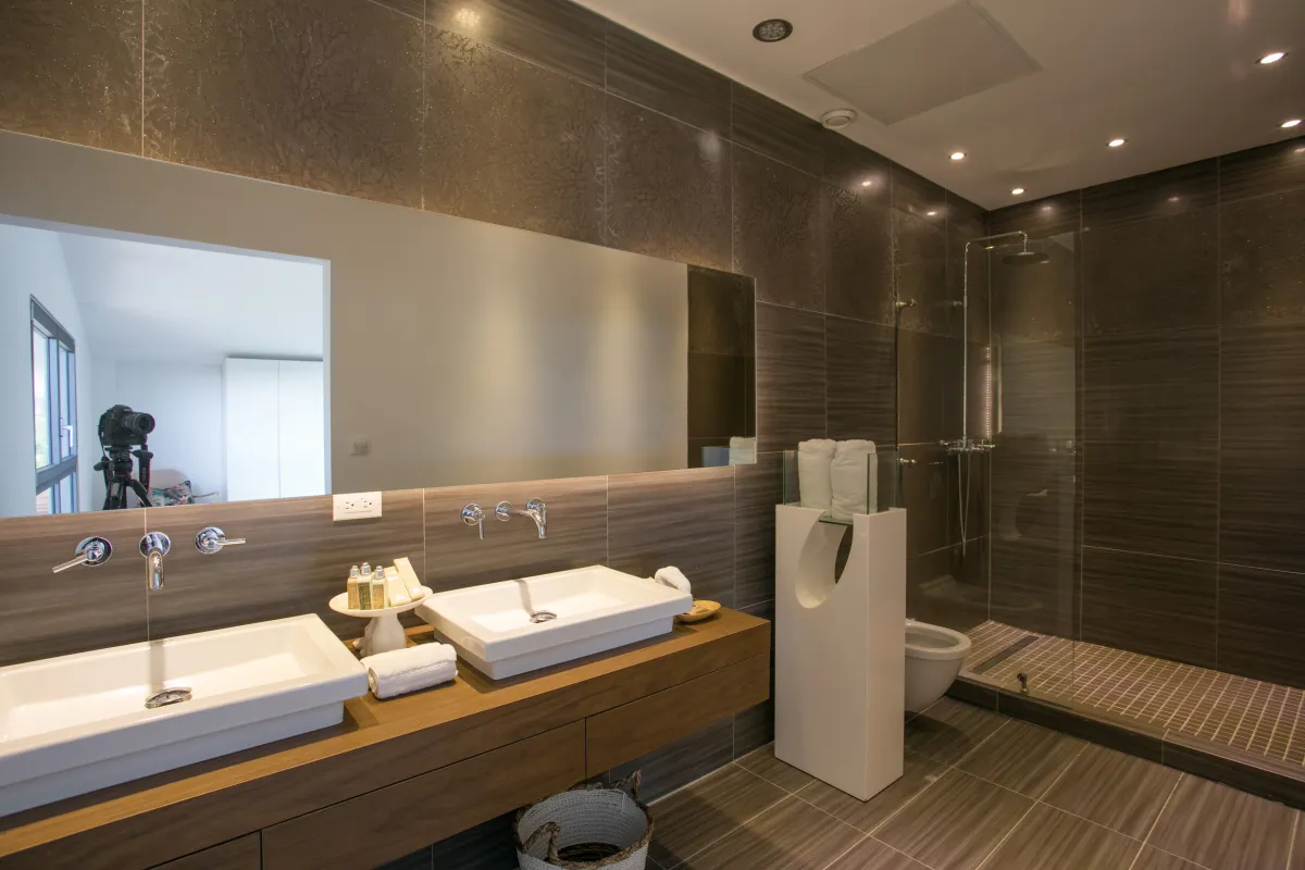 Villa Emeraude: Modern bathroom with double vessel sinks a large mirror and a glass walk-in shower