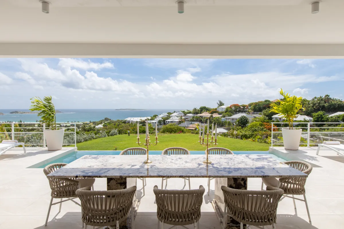 Villa Fleurs de Lys: Outdoor dining table on a covered terrace overlooking the pool and ocean