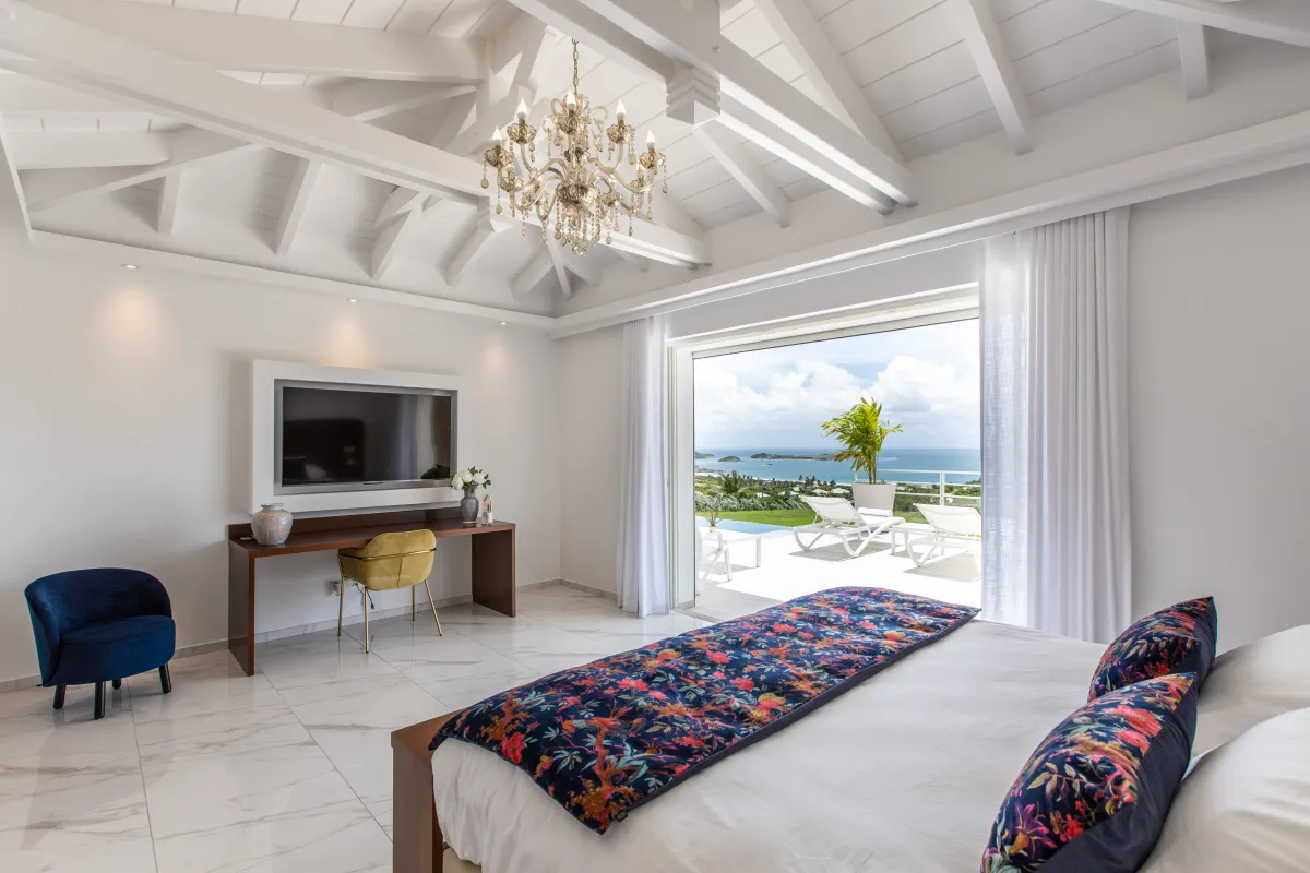 Villa Fleurs de Lys: Bedroom with vaulted ceiling and sliding glass doors opening to a terrace with sea views