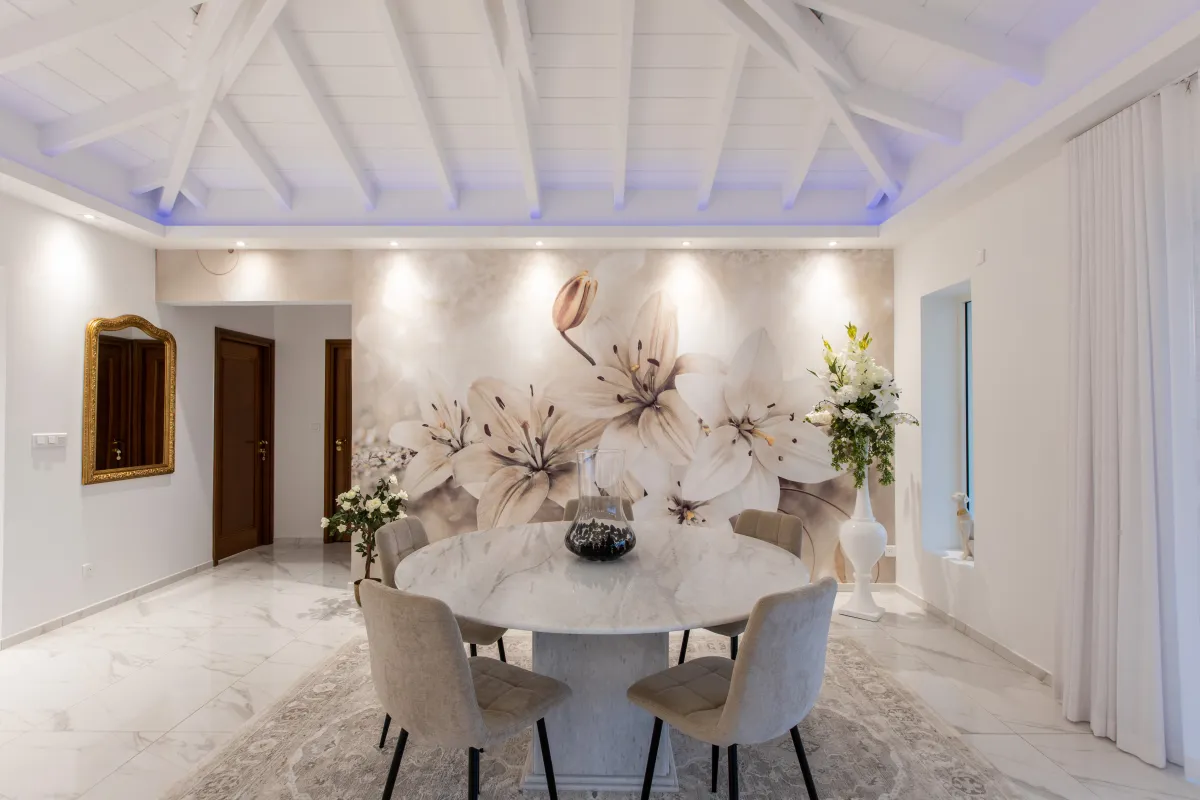 Villa Fleurs de Lys: Round marble dining table and chairs with a large floral wall mural
