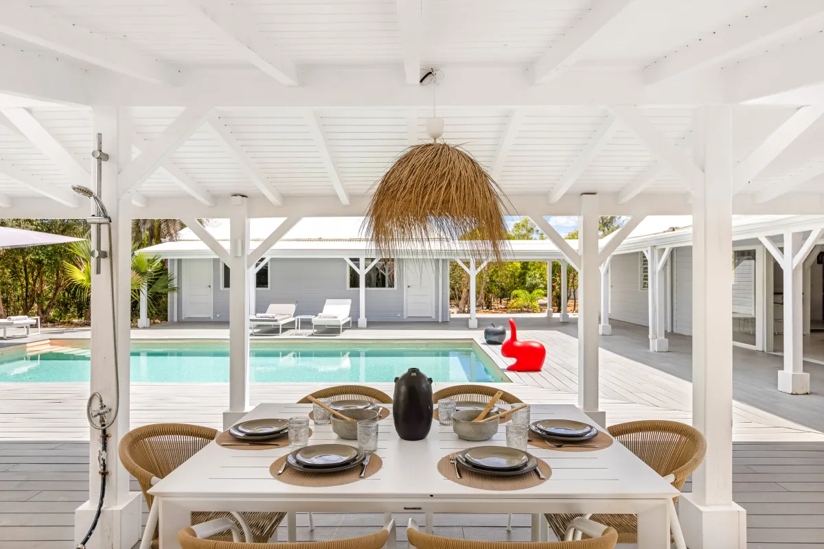 Villa Greystone: Covered outdoor dining area with a set table overlooking a swimming pool