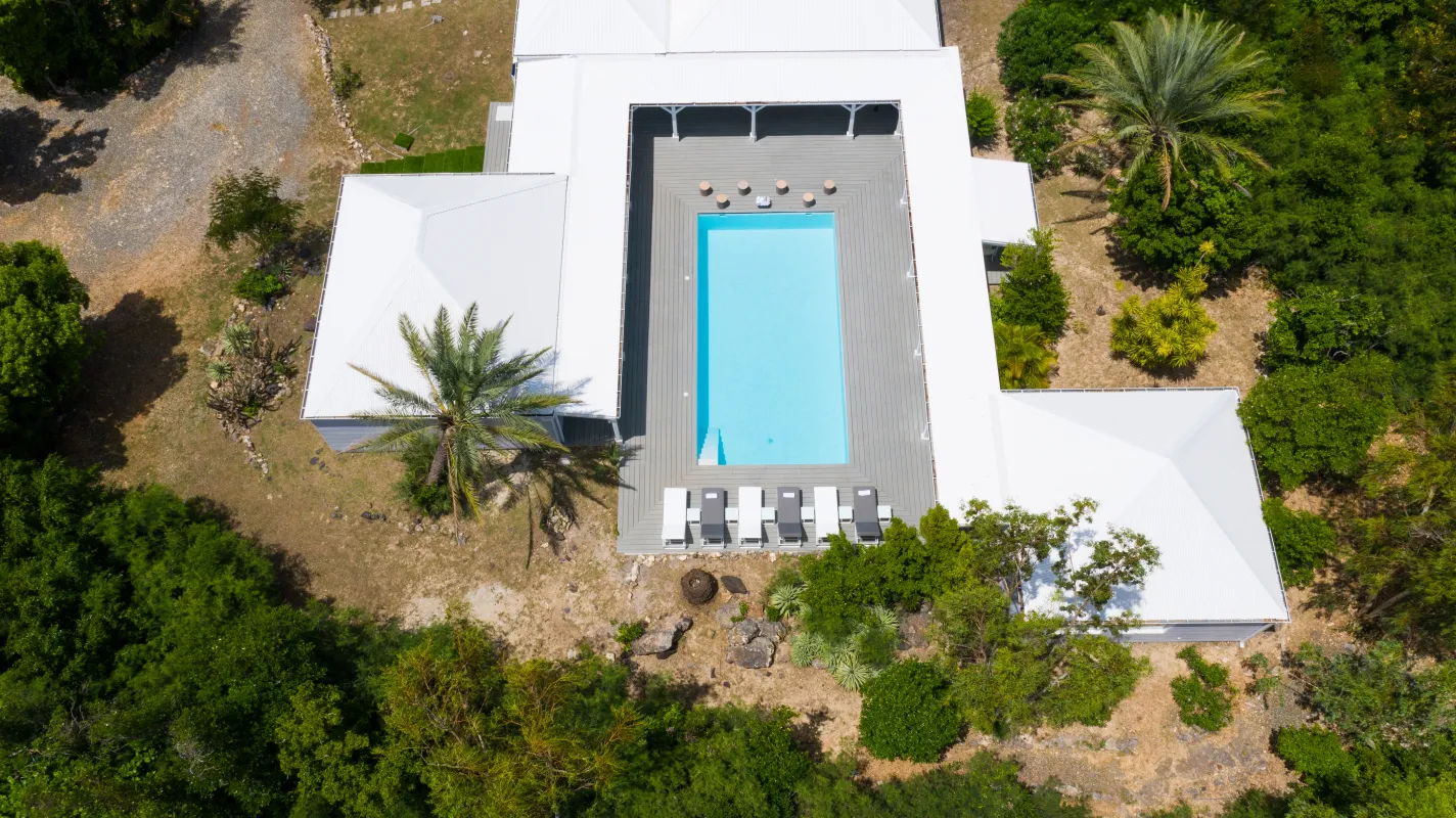 Villa Greystone: Aerial view of a villa courtyard with a swimming pool and sun loungers
