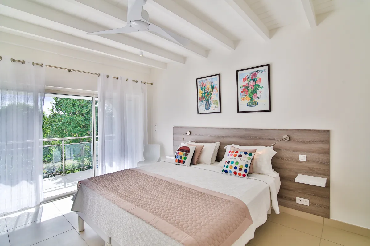 Villa Imagine: Bright bedroom with a king bed and sliding glass doors to a balcony