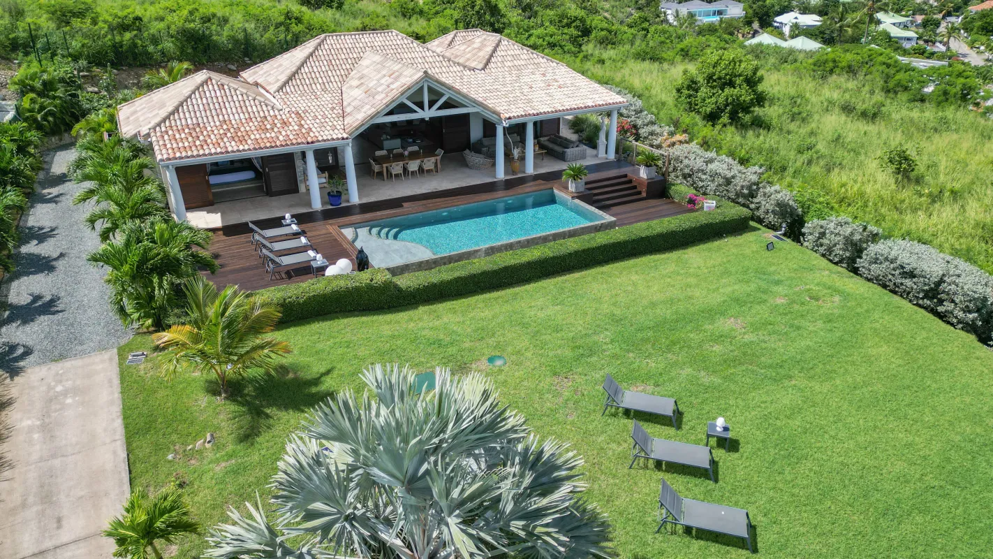 Villa Indigo Pearl: Aerial view of a villa with a swimming pool and large grassy lawn