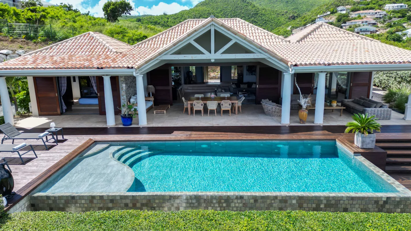 Villa Indigo Pearl: Swimming pool and sun terrace in front of an open pavilion style villa