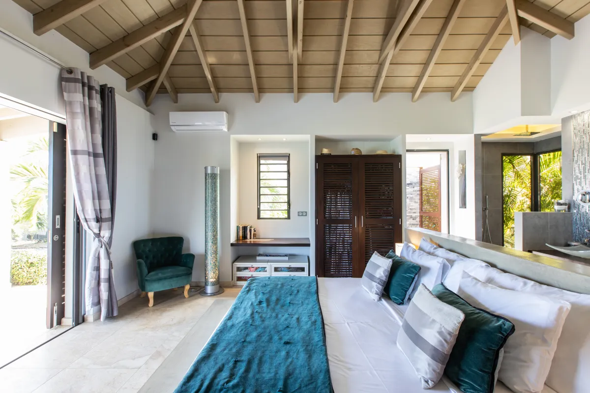 Villa Indigo Pearl: Spacious bedroom with vaulted wooden ceiling and sliding doors opening to the terrace