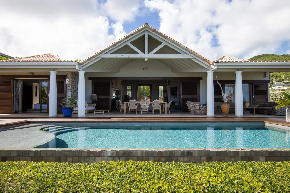 Villa Indigo Pearl: Swimming pool in front of a covered patio with outdoor dining and seating