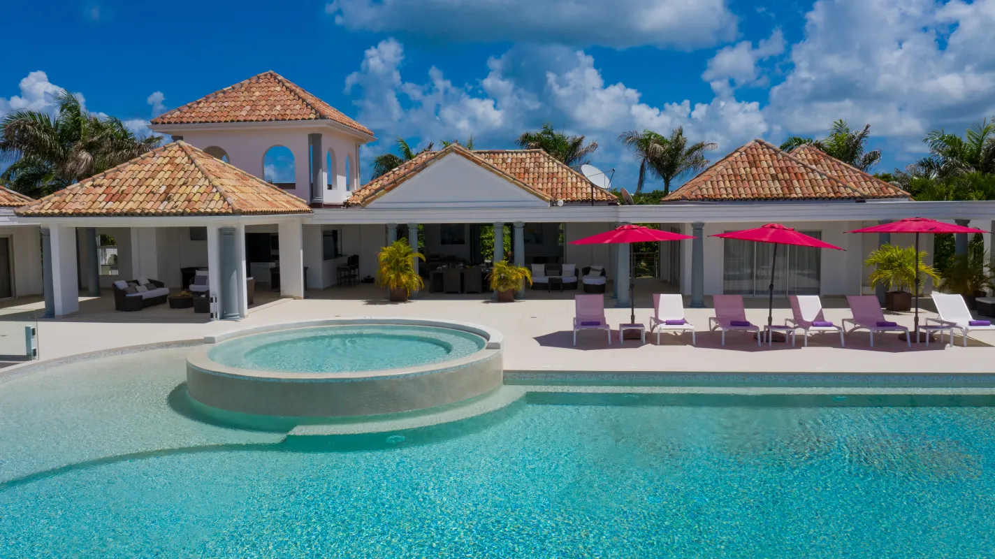 Villa Just in Paradise: Swimming pool and circular hot tub with sun loungers and umbrellas beside the villa