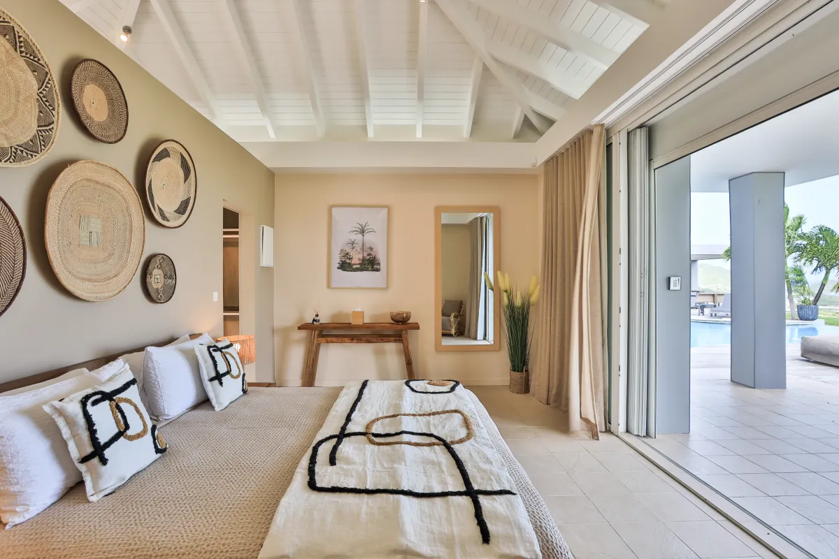 Villa Karukera: Bedroom with large bed and sliding glass doors opening to a terrace and pool