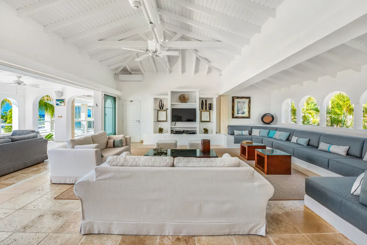 Villa La Favorita: Spacious living room with vaulted ceiling, comfortable sofas, and built-in bench seating